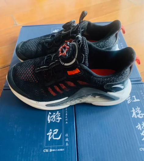孩子穿小的鞋子34码安踏运动鞋 感兴趣的话...