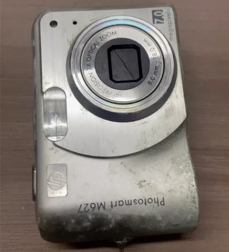 惠普M627相机，电池盖缺，电池仓腐蚀，不...