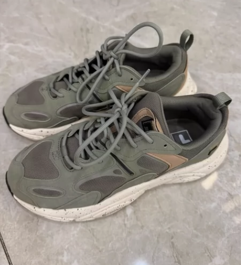 斐乐专柜七百八入手的，九成新，手机原相机拍...