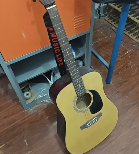 不是很懂牌子，实体店八百买的，落灰四年[破...