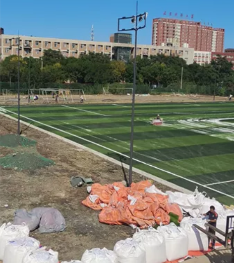 常年在天津足球场施工队自己接活自己干施工队...