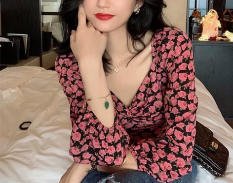 2023夏季新款玫瑰港风复古V领碎花气质雪...