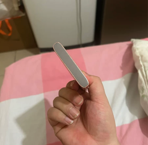 未知杂牌充电宝,金属材质,上面写的乐逸80...