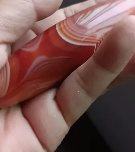 天然玛瑙手把件 大小:长度92MM,直径2...