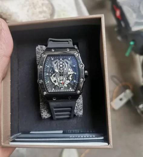 意卡伊男士手表，一直放着没有电了，薄膜都还...