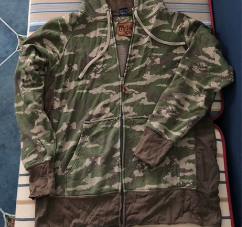 转让迷彩卫衣连帽衫一件，设计特别，做工细致...