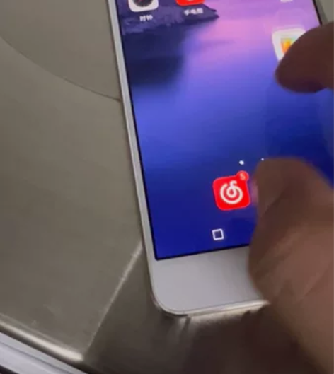 华为Nova1  4G手机 上面两个边角有...