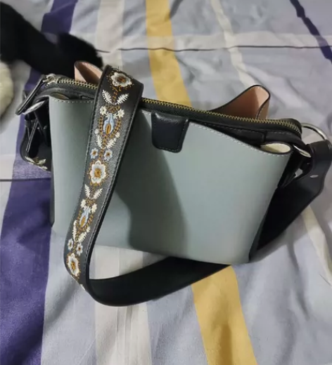 稻草人粉蓝双色单肩包 感兴趣的话点“我想要...