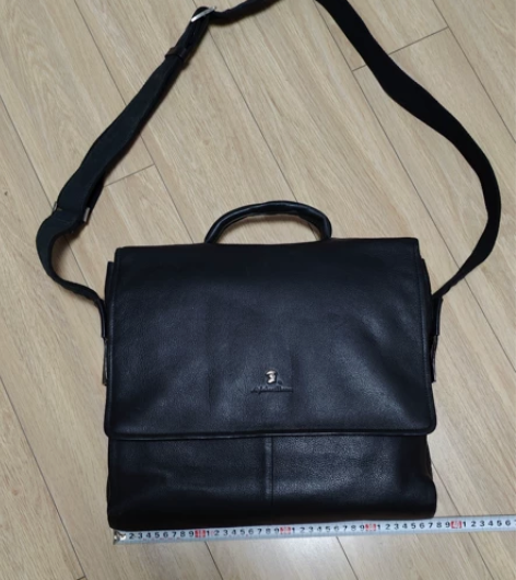 稻草人真皮电脑包，皮质非常非常好，手感好，长400mm左右宽...