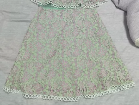 背后隐形拉链，实体店入的，很好看，本人身高...