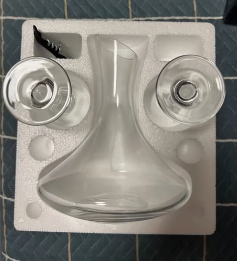 全新红酒醒酒器杯子*2+启瓶器 感兴趣的话...