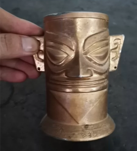 金属摆件笔筒   品相如图，重1.46斤，...