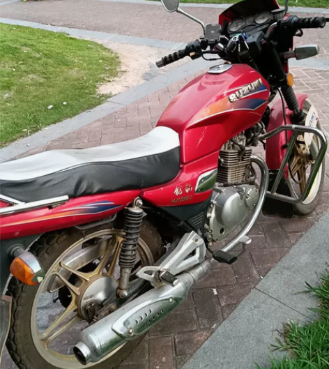 铃木钻豹摩托车,发动机无拆无修,正常使用,...