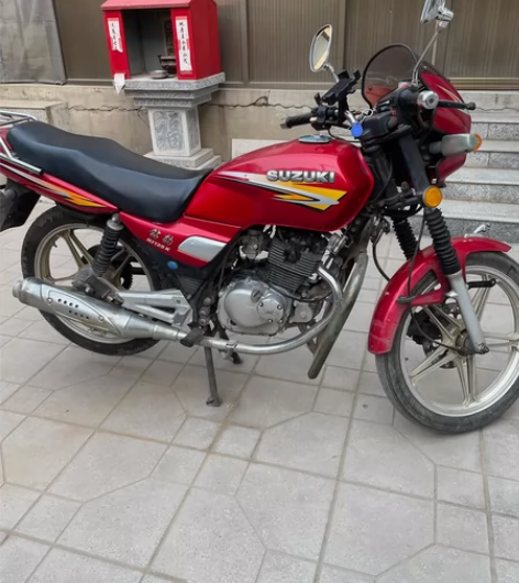 2009年铃木钻豹125摩托车，黑色进口发...