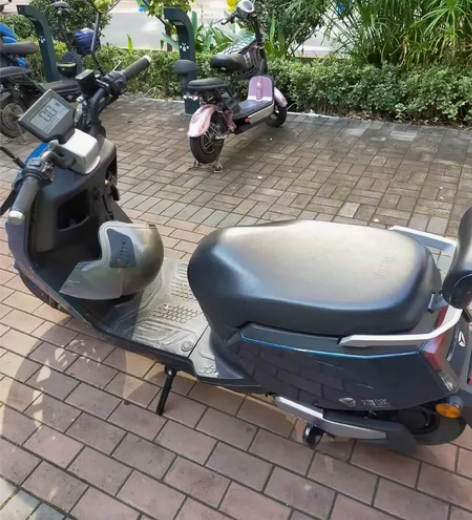 雅迪电动车，6块大电池，前碟后鼓刹车，手续...