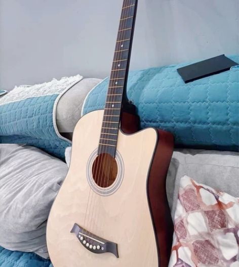 实木吉他，当时报名了吉他课，没想到自己三分...