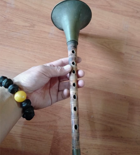 老唢呐,品相完整。乐器店买个哨子装上就能用...