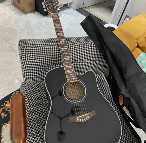 闲置的一把吉他，朋友送的，带背套，和一本吉...
