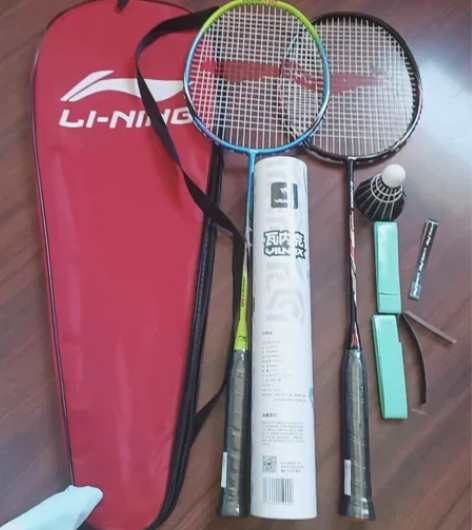过节跟家里人逛街去实体店买的李宁羽毛球拍....