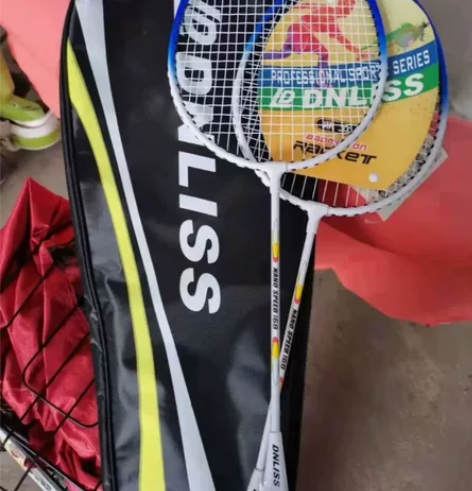 公司团建采购的一批体育用品羽毛球拍，闲置着...