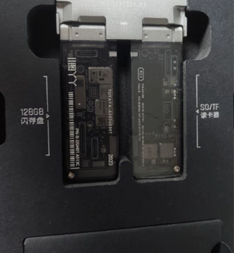 流浪地球周边，u盘读卡器及挂坠等全套附件。...