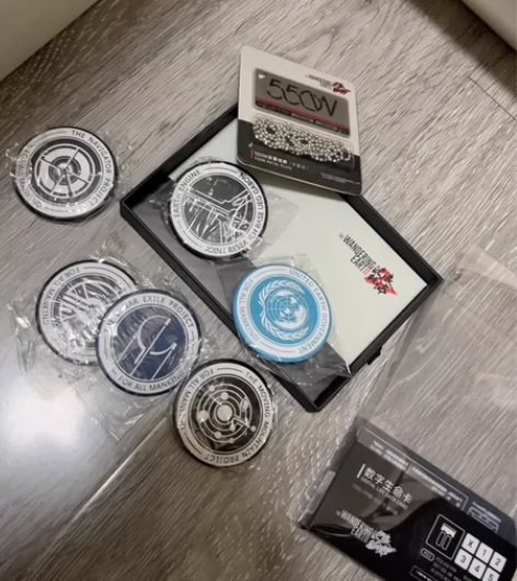 流浪地球 周边 一个金属铭牌，六个徽章，一...