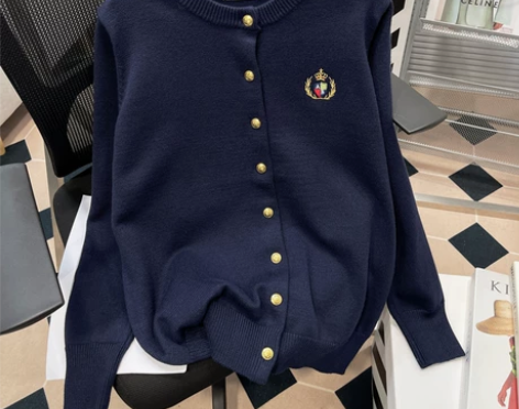 服装胡子叔大码复古学院风刺绣圆领毛衣开衫胖m