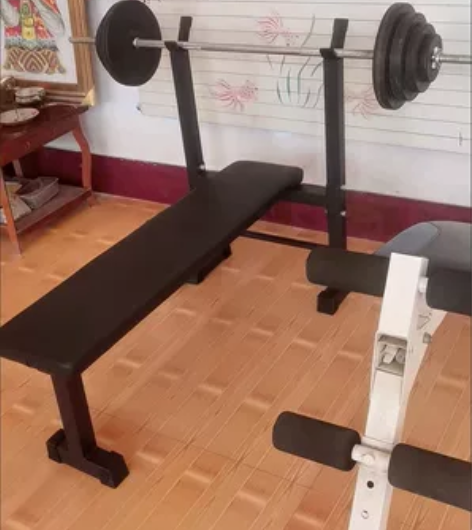 朋友的健身房多进了几个举重卧推床，现在平台...