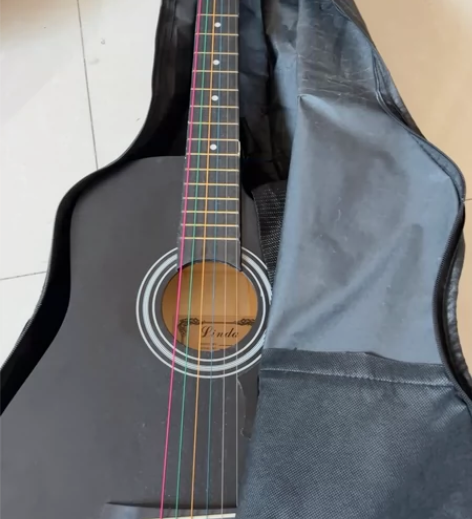 孩子头脑一热要买把吉他买回来了他又懒得学现...