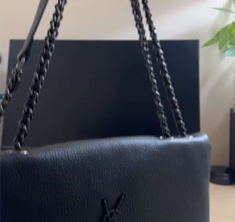 全新黑色皮质单肩包斜挎包，实体店购入，尺寸...