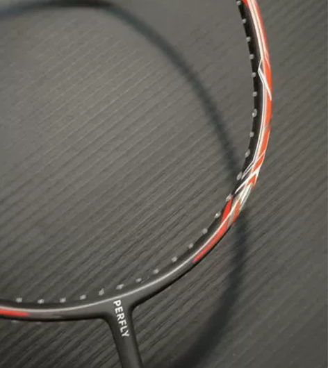 闲置初级羽毛球拍，没有损坏伤痕，使用磨损掉...