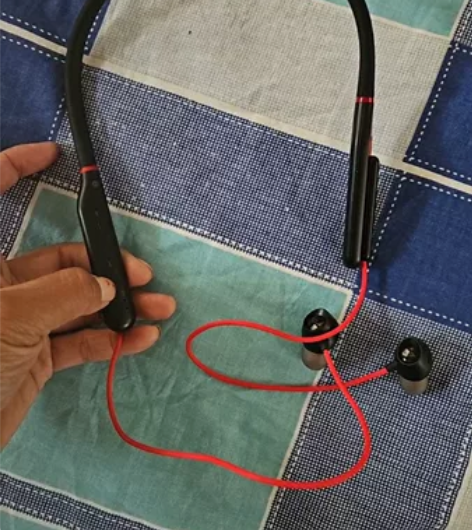 万魔耳机全原无拆修，九成新，无明显使用痕迹...