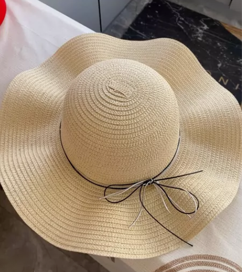 女款编织款草帽一顶，去云南旅游时买的，全新...