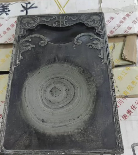 绿端砚 厚重,包浆浑厚,皮壳老辣 尺寸大,