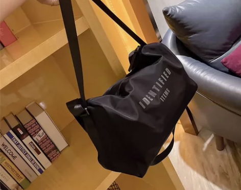 高级感运动健身男女斜挎包行李袋大容量牛津布...