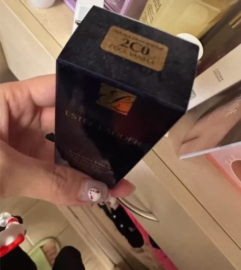 雅诗兰黛DW粉底液，油皮亲妈，跟风买的，不...