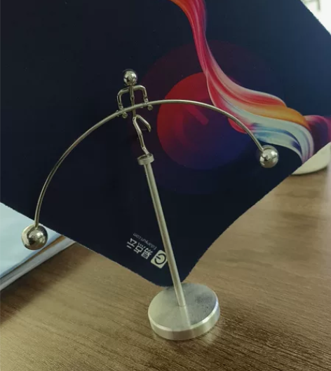 桌面小摆件，小人儿可以平行站立的 感兴趣的...