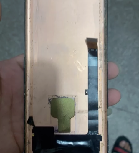 中兴天机好像Axon40uatra的烂屏，...