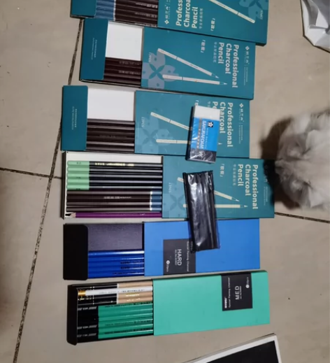 美术生退休出所有工具,颜料炭笔画架应有尽有...