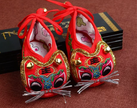 刺绣铃铛虎头鞋宝宝百天周岁软底鞋婴儿老虎头...