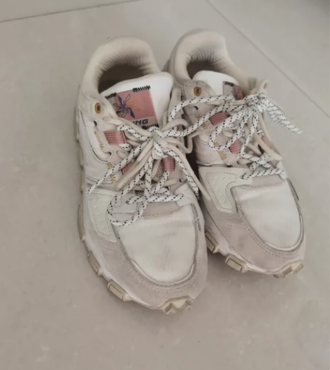 李宁减震休闲跑鞋，春秋款。 穿过几次，表面...