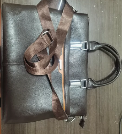 软皮男包，深棕色，手测尺寸38*27*5，时间挺长没背过几次...