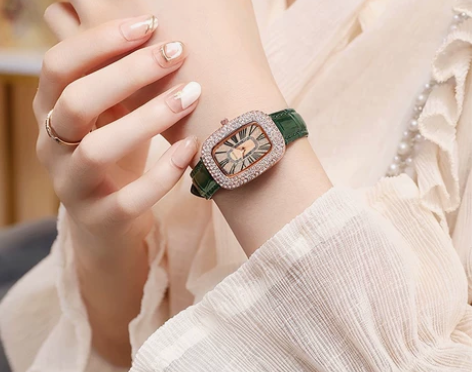 【亏本包邮】卡地亚同款满天星手表女士202...