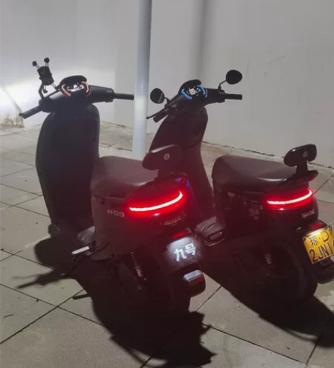 出右边那台车九号E80C一万多公里现在在家...