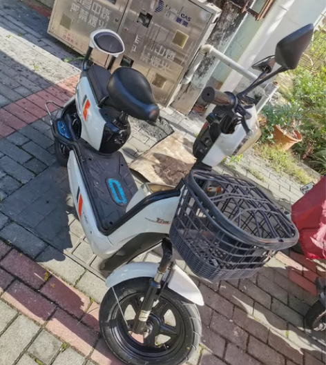 典鸽电动车，4812，保证满电骑25公里以上，八层新，没上牌...
