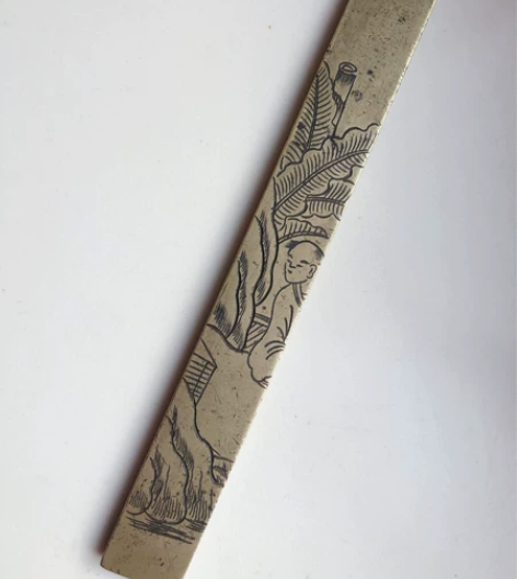 民国铜镇尺，芭蕉下伴读小书童。 身体侧倾，...