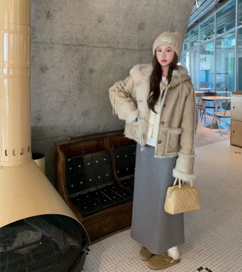卡其色麂皮绒皮毛一体连帽拼接羊羔毛外套女加...