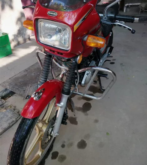 95新铃木钻豹摩托车用不着了，一直在车棚放...