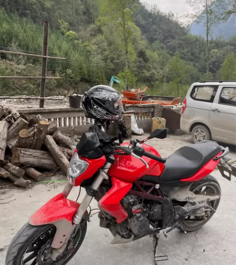 黄龙300，动力劲爆，很喜欢摩托车，但是没驾照，照了，所以低...