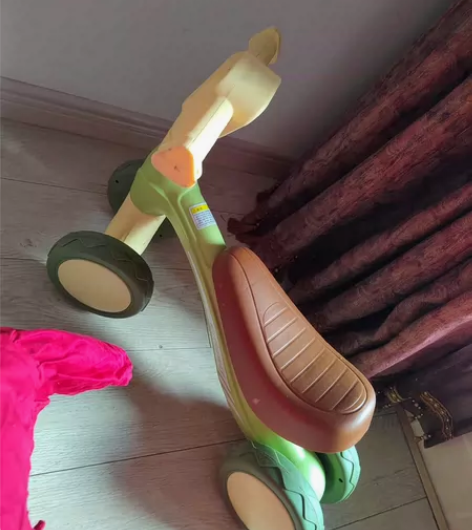 儿童滑步车，厚重塑料款，质量很好，很厚实。...